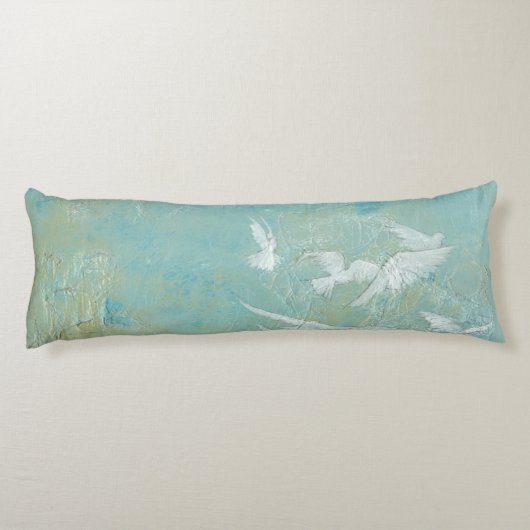 Witte vogels vliegen door de blauwe hemel lichaamskussen (Achterkant)