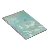 Witte vogels vliegen door de blauwe hemel notitieboek (Rechterzijde)