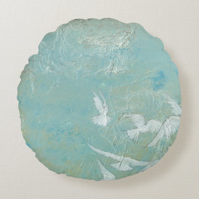 Witte vogels vliegen door de blauwe hemel rond kussen (Voorkant)