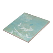 Witte vogels vliegen door de blauwe hemel tegeltje (Zijkant)