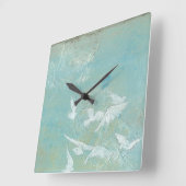 Witte vogels vliegen door de blauwe hemel vierkante klok (Hoek)