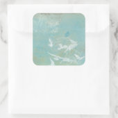 Witte vogels vliegen door de blauwe hemel vierkante sticker (Tas)