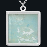 Witte vogels vliegen door de blauwe hemel zilver vergulden ketting<br><div class="desc">Megan Meagher maakte deze foto van witte vogels die door een blauwe hemel vliegen. Een vreedzaam afbeelding,  het wit van de vogels en het blauw van de achtergrond mengen zich heel goed samen. Bestel er snel zelf een!</div>