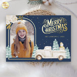 Witte Vrachtwagen Sneeuwman Kerstfoto Marine Blauw Folie Feestdagenkaart<br><div class="desc">Laat uw gasten versteld staan met deze stijlvolle kerstkaart met een witte truck en een schattige sneeuwpop met echte gouden folie. Voeg eenvoudig jouw tekst toe aan deze gebruiksvriendelijke sjabloon en versier deze kaart met uw favoriete foto om er een unieke vakantiepas van te maken.</div>