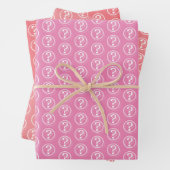 Witte vragen merken patroon op roze inpakpapier vel (In situ)