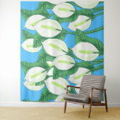 Witte vredesleugens op bleek blauw achtergrondweef wandkleed (In situ)