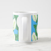 Witte vredesleugens op bleke blauwe achtergrond grote koffiekop (Achterkant)