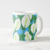 Witte vredesleugens op bleke blauwe achtergrond grote koffiekop (Voorkant rechts)