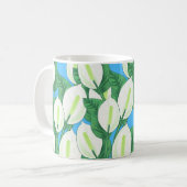 Witte vredesleugens op bleke blauwe achtergrond koffiemok (Voorkant links)