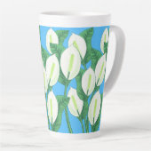 Witte vredesleugens op bleke blauwe achtergrond latte mok (Rechterhoek)