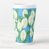 Witte vredesleugens op bleke blauwe achtergrond latte mok (Voorkant)