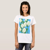 Witte vredesleugens op bleke blauwe achtergrond t-shirt (Voorkant volledig)