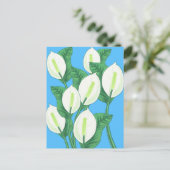 Witte vreedslilies op een lichtblauwe achtergrond briefkaart (Staand voorkant)