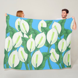 Witte vreedslilies op een lichtblauwe achtergrond fleece deken