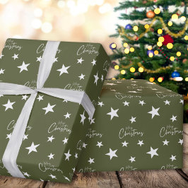 Witte vrolijke kerststerren op groen cadeaupapier