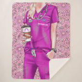 Witte Vrouw Verpleegkundige Doctor In Roze Scrubs Sherpa Deken (Voorkant)