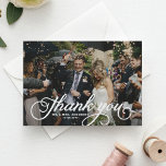 Witte Vrouwelijke Rustieke Script Foto Wedding Bedankkaart<br><div class="desc">Vier uw speciale dag met onze prachtige aanpasbare foto bruiloft bedankkaart, ontworpen om de charme van uw rustieke bruiloft weerspiegelen. Het beschikt over een rustieke script foto overlay. Personaliseer door uw favoriete trouwfoto's, namen, datums en bedankberichten toe te voegen. Deze foto bedankkaart is beschikbaar in andere cardstock. Perfect voor rustieke...</div>