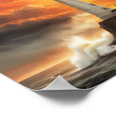 Witte vuurtoren in een stormachtig zee bij zonsond poster (Hoek)