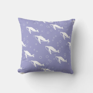 Witte walvis op blauw paarse kussen