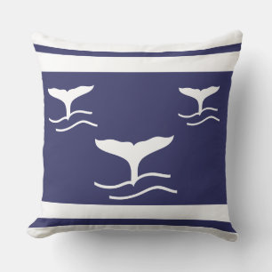 witte walvis staart op marineblauwe pijp kussen