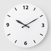 Witte wandklok met zwarte cijfers (Voorkant)
