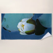 Witte waterlelie in de vijver, foto van de natuur strandlaken (Voorkant)