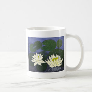 Witte waterleliebloemen in een vijver. koffiemok