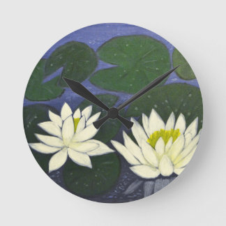 Witte waterleliebloemen in een vijver. ronde klok