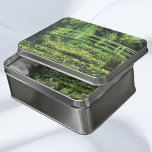 Witte waterlionen van Claude Monet,  kunst Puzzel<br><div class="desc">White Waterlilies (1899) van Claude Monet is een impressionist fijn kunstschilderij met florale natuur. Het is een van de vele variaties van de waterlelies en de Japanse voetbrugschilderijen die Monet schilderde in zijn bloemtuin in het voorjaar in Giverny, Frankrijk. Een voetgangersbrug over een vijver in groene tinten. Over de kunstenaar:...</div>