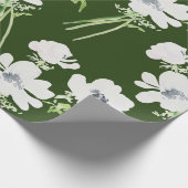 Witte waterverf anemonbloemen op groen cadeaupapier (Hoek)