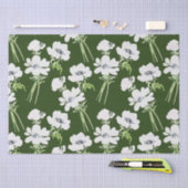 Witte waterverf anemonbloemen op groen tissuepapier (Craft)