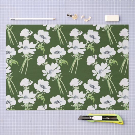 Witte waterverf anemonbloemen op groen tissuepapier (Craft)