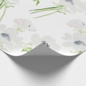 Witte waterverf anemonbloemen op wit cadeaupapier (Hoek)