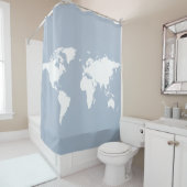 witte wereldkaart op bleek blauw douchegordijn (In situ)