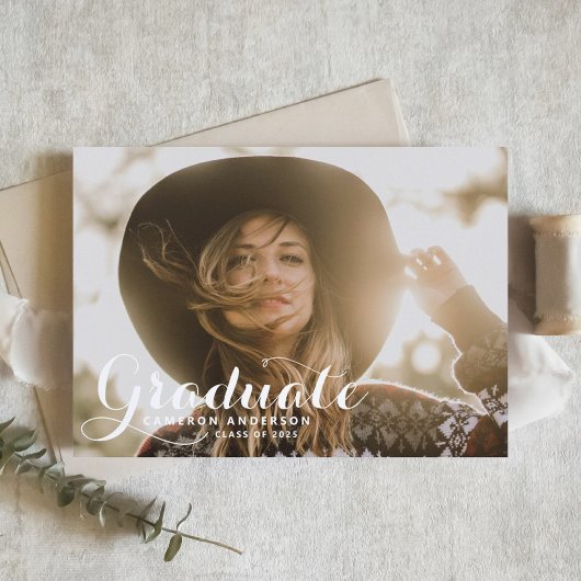 Witte Whimsical Script Overlay Foto Afstudeerfeest Kaart