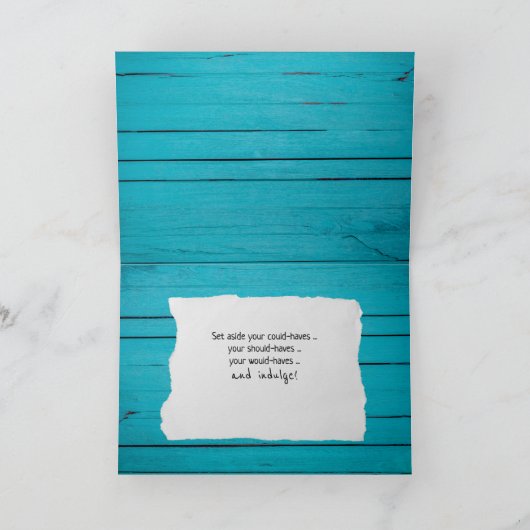 Witte wijn en relax touw tekst op turquoise hout kaart (Binnen)