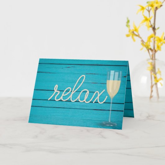 Witte wijn en relax touw tekst op turquoise hout kaart (Gele Bloem)