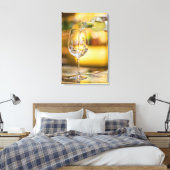Witte wijn wordt uit de fles gegoten in het restau canvas afdruk (Insitu (Slaapkamer))
