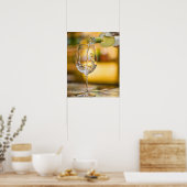 Witte wijn wordt uit de fles gegoten in het restau poster (Keuken)