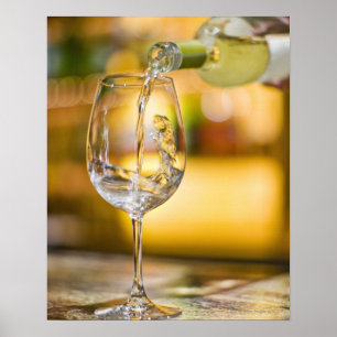 Witte wijn wordt uit de fles gegoten in het restau poster