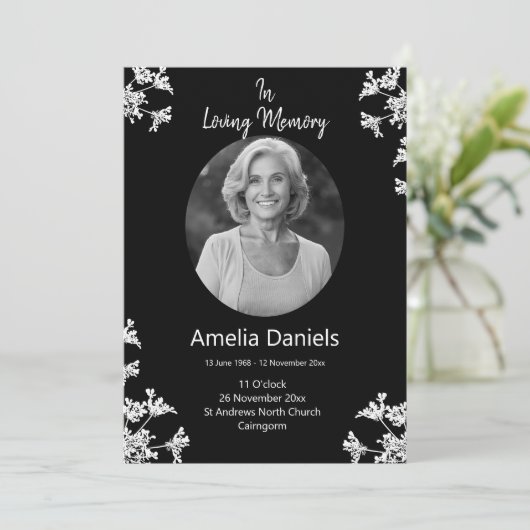 Witte wilde bloem in liefdevolle herinnering begra kaart (Staand voorkant)