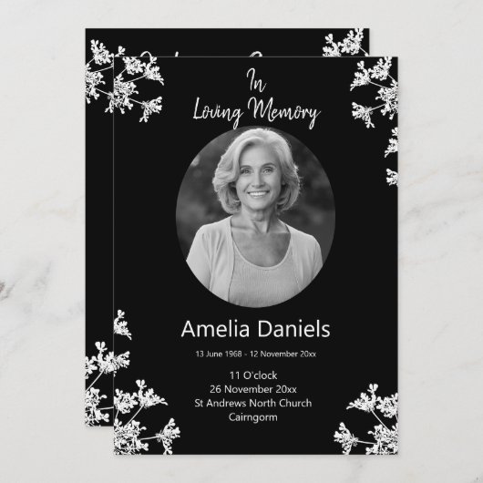 Witte wilde bloem in liefdevolle herinnering begra kaart (Voorkant / Achterkant)