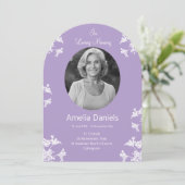 Witte wilde bloem in liefdevolle herinnering begra kaart (Staand voorkant)