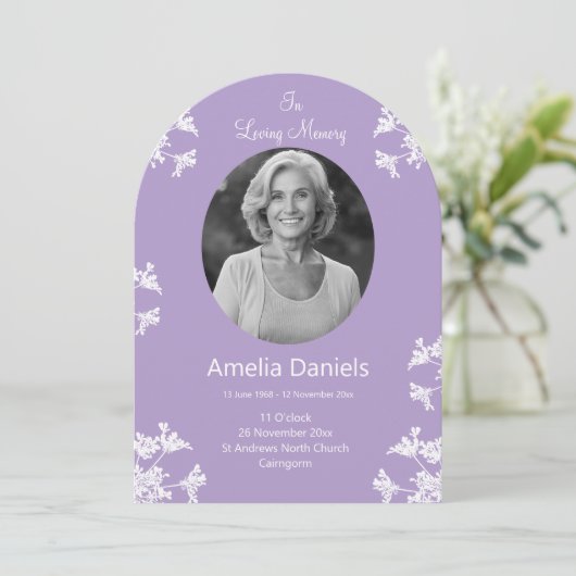 Witte wilde bloem in liefdevolle herinnering begra kaart (Staand voorkant)