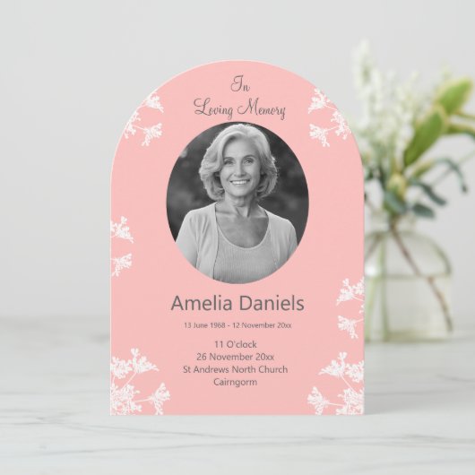 Witte wilde bloem in liefdevolle herinnering begra kaart (Staand voorkant)