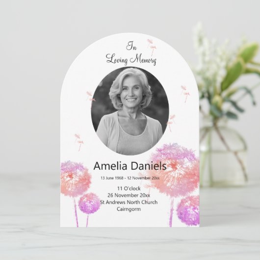 Witte wilde bloem in liefdevolle herinnering begra kaart (Staand voorkant)