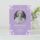 Witte wilde bloem in liefdevolle herinnering begra kaart (Staand voorkant)