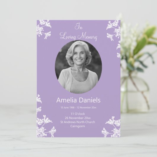 Witte wilde bloem in liefdevolle herinnering begra kaart (Staand voorkant)