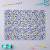 Witte wilde bloemen op blauw tissuepapier (Craft)