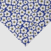 Witte wilde bloemen op blauw tissuepapier (Detail)